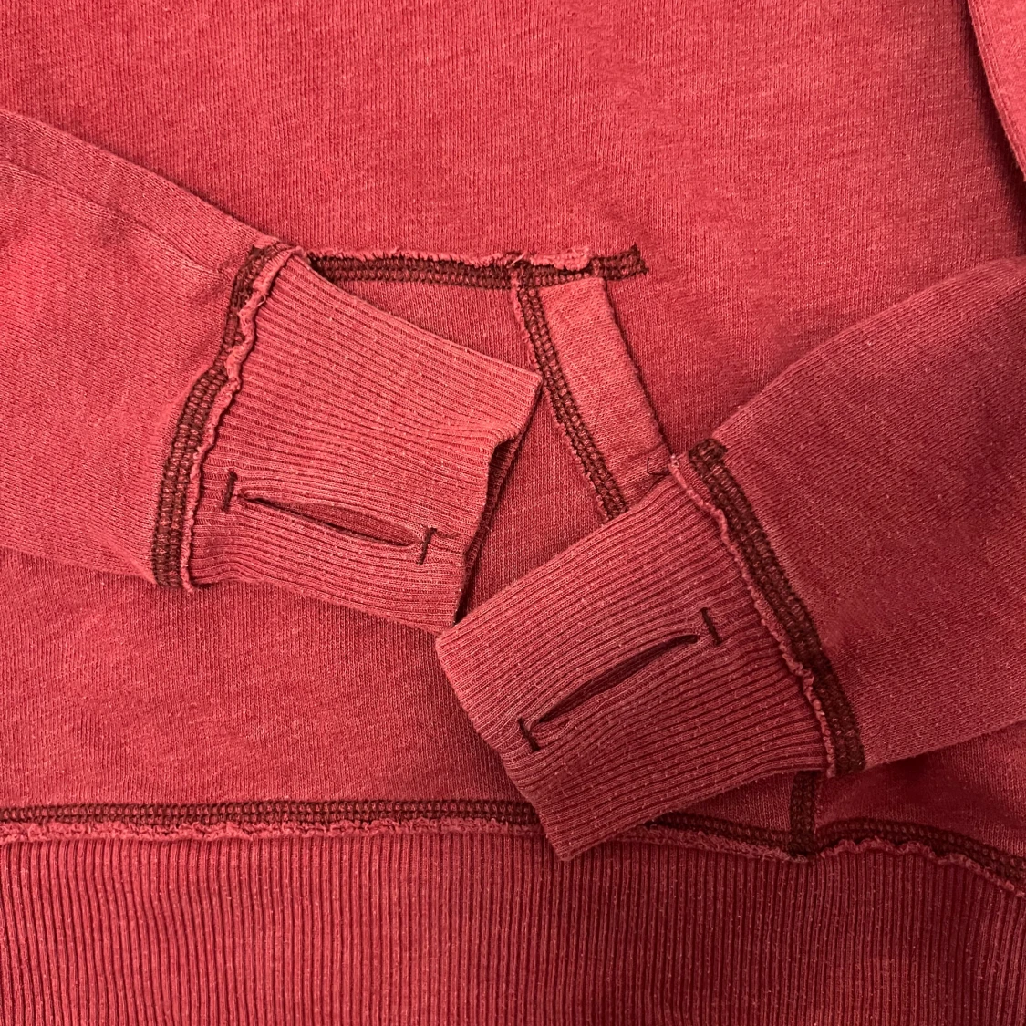 Vinröd hoodie från Hollister - 2