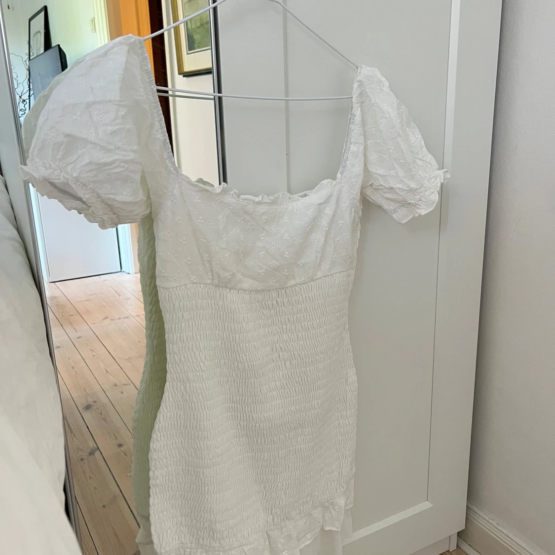 Vit kort sommarklänning 