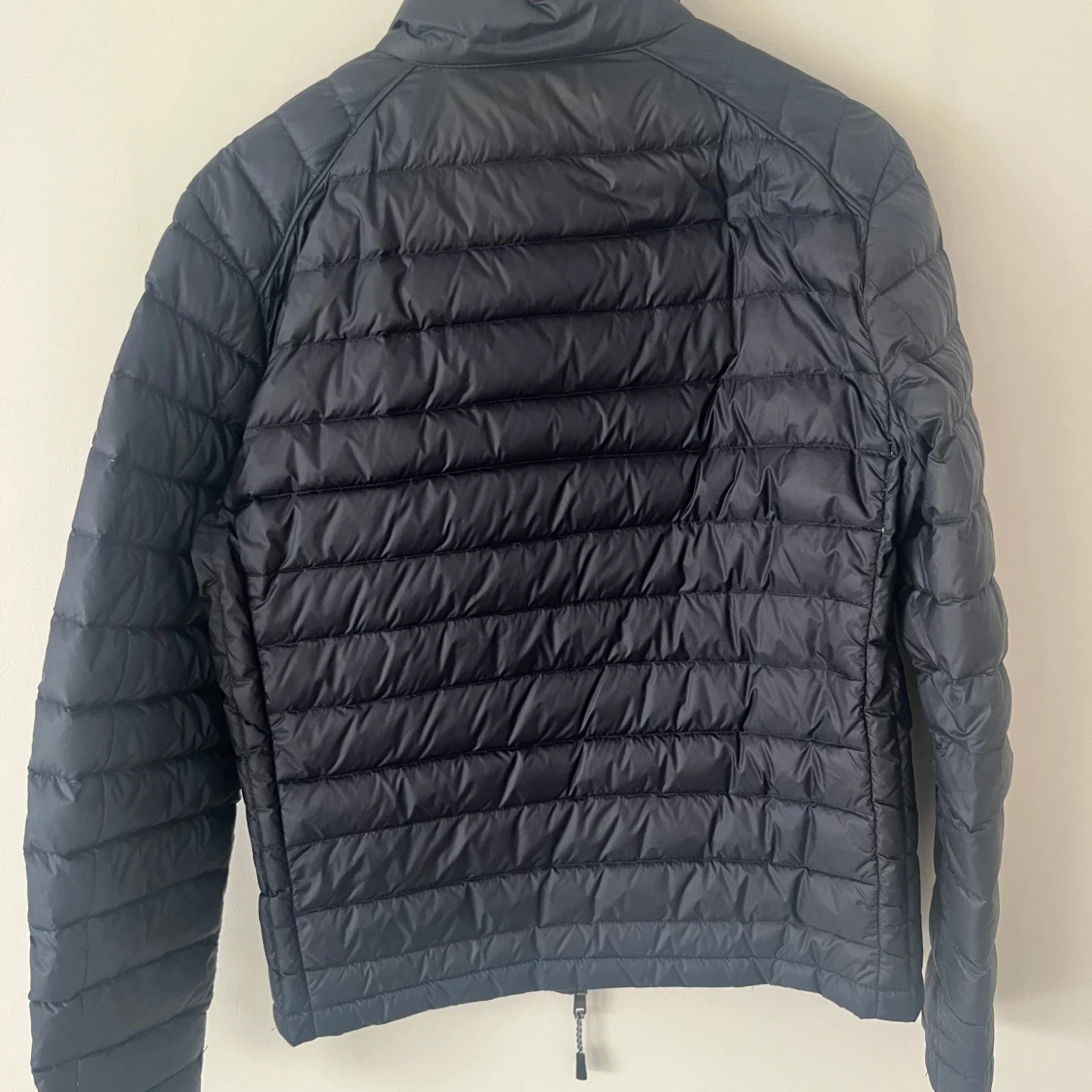 Svart dunjacka med röd insida - 2