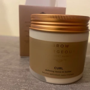 Grow Gorgeous Curl Leave-in Butter - Grow Gorgeous Curl defining leave-in butter, 200 ml. Kommer i en snygg burk med guldig lock och beige etikett. Innehåller bland annat kameliaolja, havrelipid och kakaosmör för att ge definierade, mjuka och frizzfria lockar. Vegansk formula.