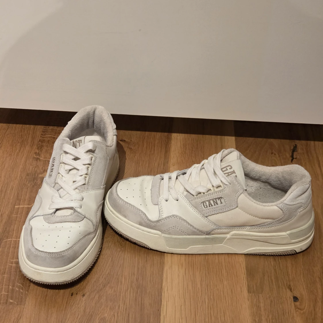 Vita sneakers från Gant i skinn och mocka - 2