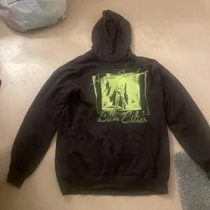 Billie Eilish hoodie - Säljer denna Billie Eilish hoodie som jag använt några ggr och är i bra skick