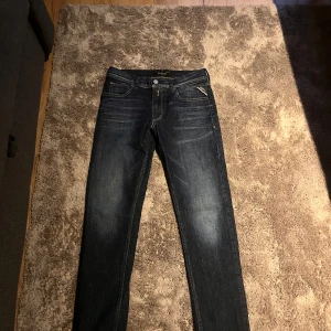 Mörkblå Replay jeans slim fit - Säljer ett par Replay jeans i storlek 152 är använda fåtal gånger ny pris runt 1000