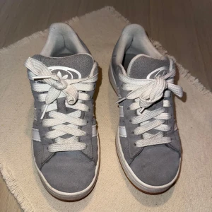 Grå Adidas Campus  - Säljer då jag har i två andra färger också! Använda men i bra skick!