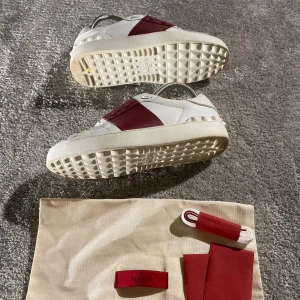 Valentino open - Hej! Säljer nu mina skor från märket Valentino, storlek 36  bra skick, givetvis äkta. Tveka inte på att höra av dig om du har frågor eller funderingar kring skorna! 