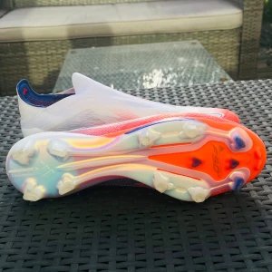 Adidas F50+ fotbollsskor vit/röd - Säljer ett par Adidas F50+ fotbollsskor i vitt och rött. Är bara använda två gånger och i jätte bra kondition, ny pris runt 3000kr pris.