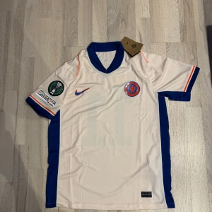 Chelsea 24/25 Madueke 11 - Helt ny med tagg. Storlek M. Skriv ifall ni vill ha mer bilder.