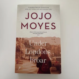 Under Londons broar - En varm och gripande berättelse om att våga gå sin egen väg. Följ fjortonåriga Sarah och advokaten Natasha genom London, där oväntad vänskap och mod förändrar allt. Perfekt för dig som gillar starka karaktärer, relationer och feelgood med djup.