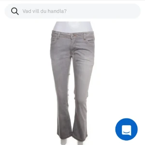 Grå bootcut jeans med låg midja - Säljer ett par grå jeans med bootcut och låg midja. De är i storlek W28 L32 och är ifrån Claes Göran, säljer då de tyärr är för korta❤️