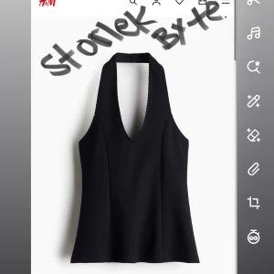 Svart halterneck linnetopp H&M - Säljer/byter svart halterneck-linnetopp från H&M Helt ny och oanvänd topp med djup v-ringning och öppen rygg.                                                                      Toppen är i storlek S – men jag söker byte till XS eller XXS. Finns i Stockholm, kan mötas upp eller skicka. 