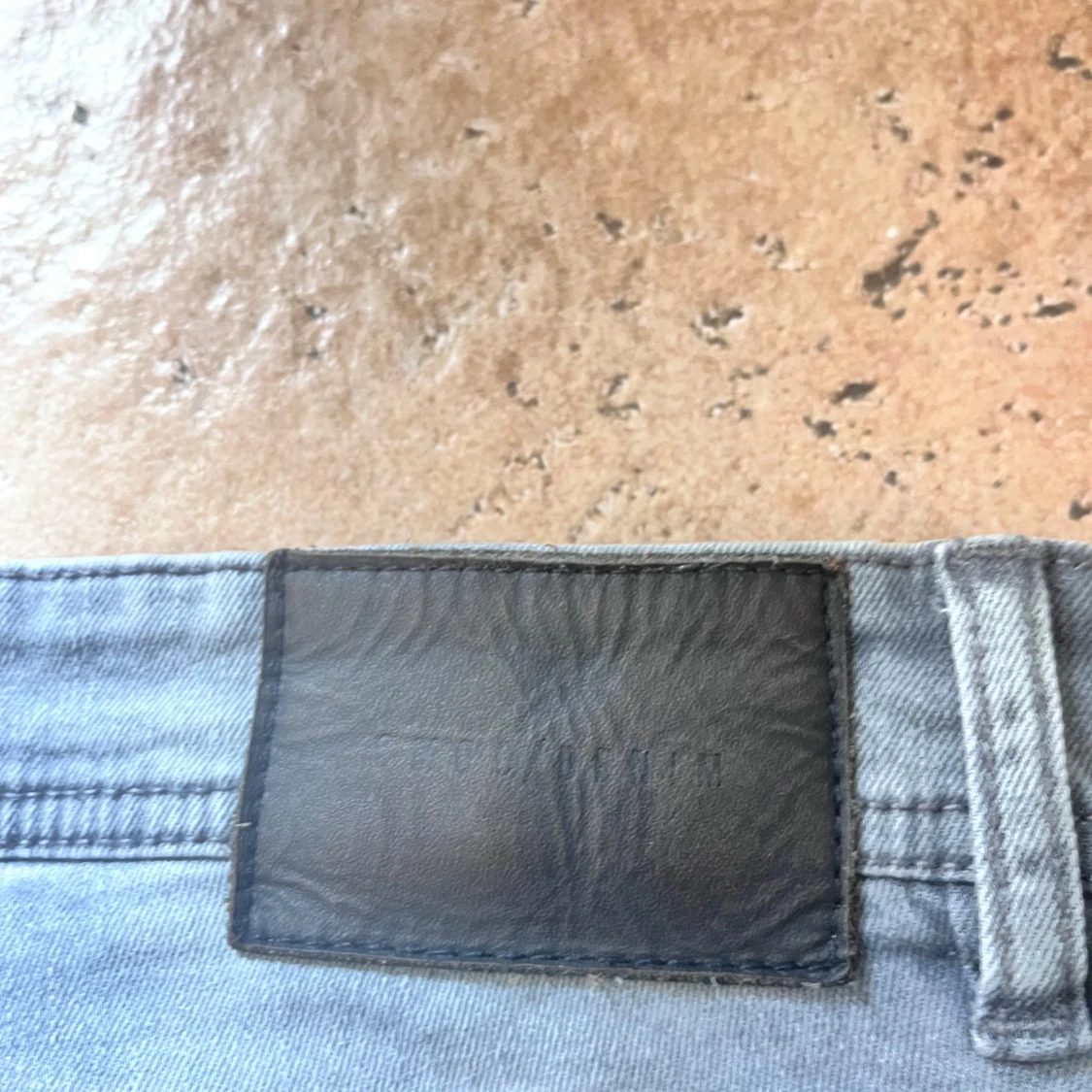 Gråa jeans med slitningar - 1