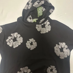 Denim tears hoodie - Använd fåtal gånger, väldigt varm och skön. Storlek L men den sitter lös på kroppen. Pris kan diskuteras vid snabbaffär 