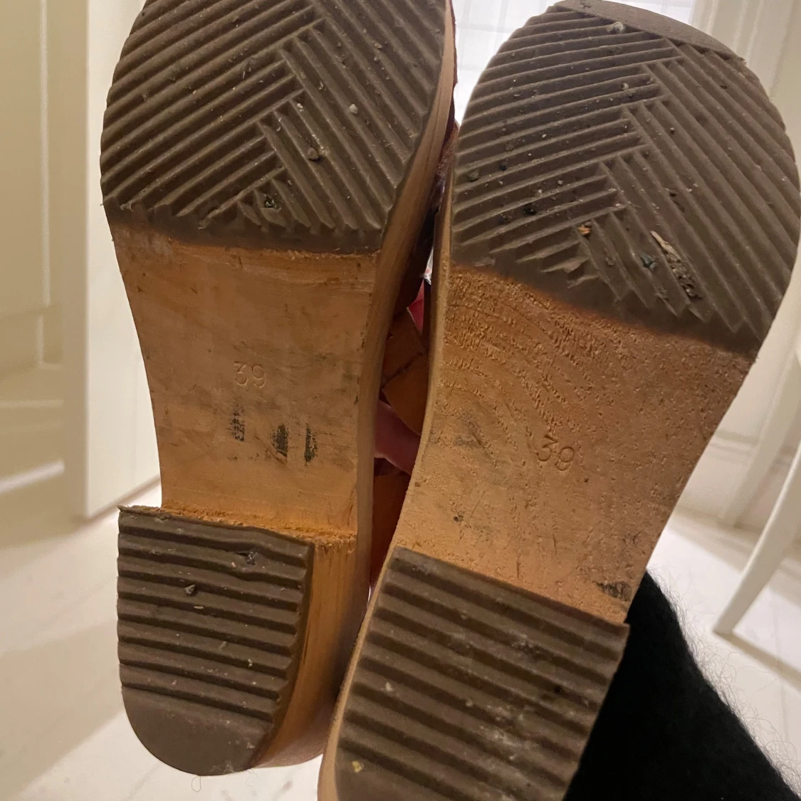 Bruna träskosandaler från Complement - 3