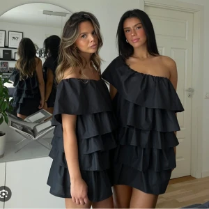 Svart volangklänning one shoulder - INTRESSEKOLL på min fina svarta klänning! Skriv för egna bilder . Tryck inte på köp nu! ❤️