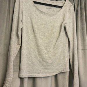 Ljusgrå långärmad tröja från 157 - En basic ljusgrå långärmad tröja från 157 i mjuk bomullsblandning. Tröjan har rund halsringning och en enkel, clean look som passar till allt. Använd fåtal gånger! 🫶🏻