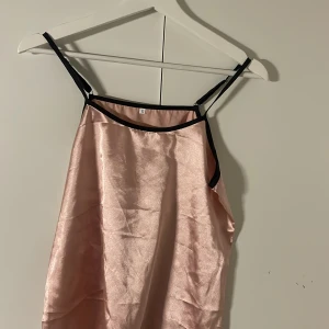 Satin pyjamas - Super söt satin pyjamas med matchande byxor tillkommer.❤️