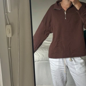 Brun half zip sweatshirt - Mysig brun sweatshirt från stradivarius med half zip-dragkedja och hög krage. Tröjan har en loose passform och långa ärmar🤎Tillverkad i mjuk bomull som känns skön mot huden. Storlek xs