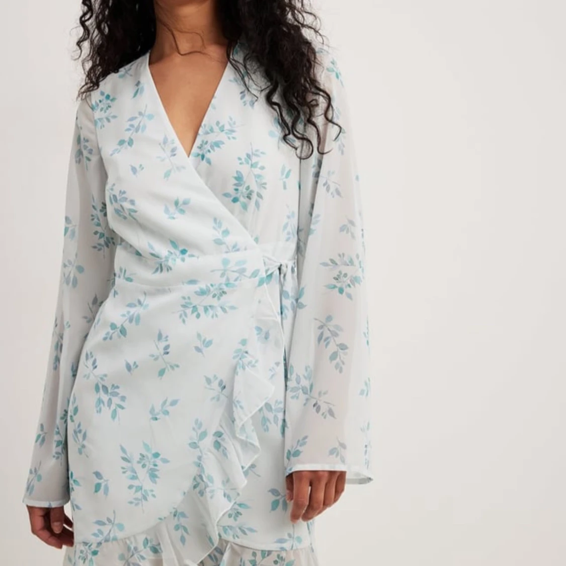 Blommig omlottklänning i ljusblått - 1