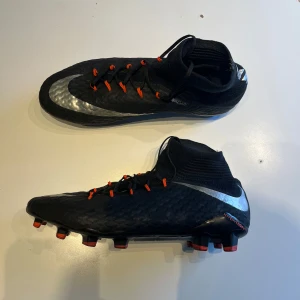 Nike Hypervenom - Nike Hypervenom i storlek 42,5. Skriv vid frågor och pris är ej hugget i sten!
