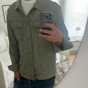 Jack & Jones overshirt  - As det overshirt, skick 10:10 inga defekter, priset kan diskuteras! Perfekt till sommaren 