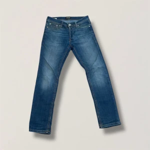 Blå slim jeans från Jack & Jones 👖 - Säljer nu ett par Jack n Jones jeans för endast 199kr! Jeansen har unika slitningar och är stretchiga. Modellen Slim Glenn. Jeansen är i 9/10 skick. Vid några frågor det är bara att kontakta!🤩🌟L30 W28