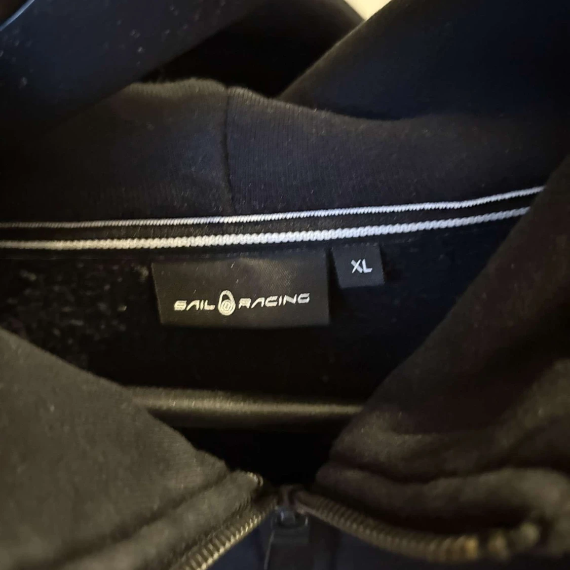 Svart hoodiejacka Sail Racing XL - 1