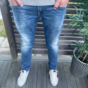 Replay Jeans - Tja! Säljer dessa feta Replay jeans för endast 599kr. Dem är i storlek W30 L32 vilket passar min längd bra som är 177cm lång. Jag kan absolut gå ner i pris och tveka inte att fråga!