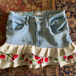 Cherry mini skirt Levis🍒 - Unik mini kjol med tre volanger🍒🍒