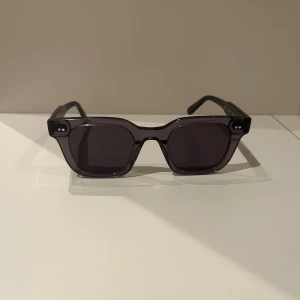 Grå Chimi  - Ett par grå blåa chimi glasögon. Väldigt bra skick då jag inte användt dem så mycket.