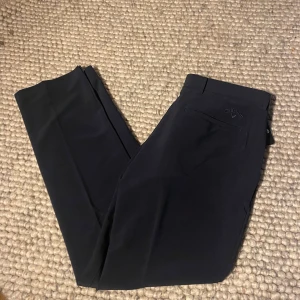 Golfbyxor Callaway - Svarta golfbyxor från det exklusiva märket Callaway. Helt i nyskick med prislappar kvar. Storlek 32/32. Hör av er vid funderingar!