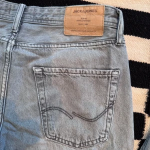 Jack & Jones Jeans - Tja! Säljer nu mina gräs Jack & Jones jeans i storleken W30/32! Jeansen är i grymt skick och passar på dig från 170-180! 🤩Passformen regular så de sitter mellan slim och straight! Nypriset ligger på ca 600kr! ✅Mitt pris är inte hugget i sten, så det är bara att höra av sig vid eventuella frågor eller funderingar! 🙏🏼