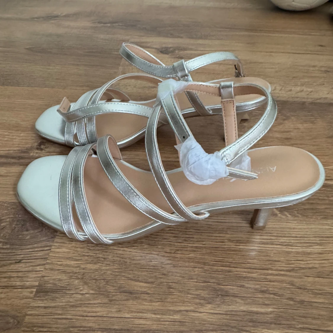 Silvriga sandaler med klack från Anna Field - 1