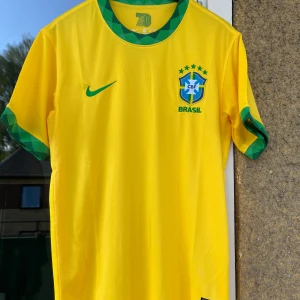 Brasilien 2020 hemmatröja - Helt ny, aldrig använd. Storlek M passar även L. Perfekt till sommaren. Hör av dig vid frågor!☀️🤞