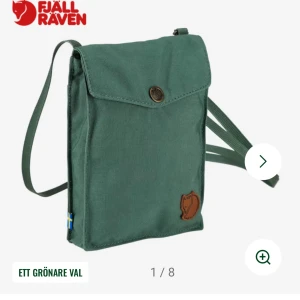 Grön axelväska från Fjällräven - Snygg grön axelväska från Fjällräven med klassisk logga i läder framtill. Väskan har ett lock med tryckknapp och smal axelrem. Tillverkad i slitstark bomull och polyester, perfekt för att bära det viktigaste. Enkel och stilren design.