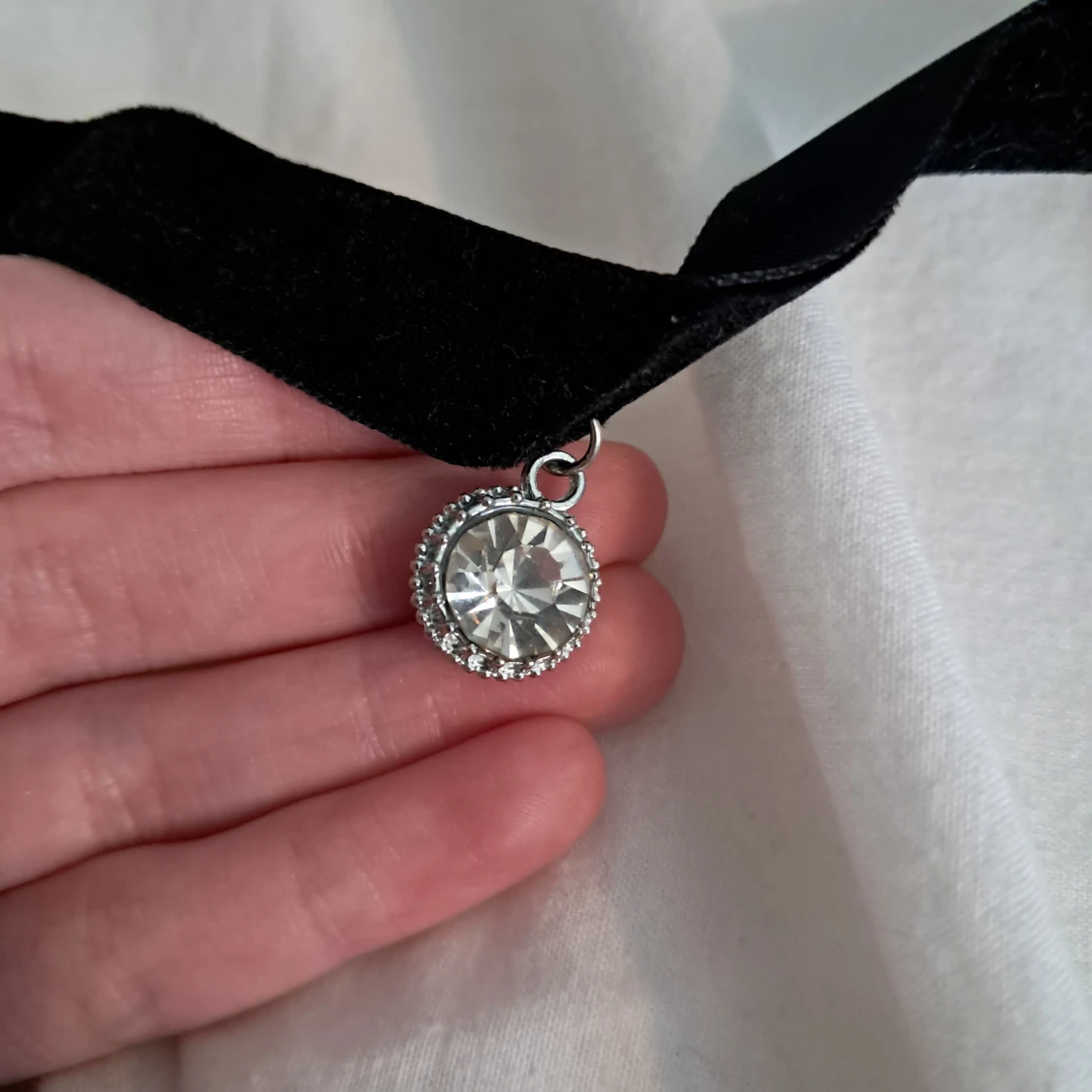 Svart sammet choker med glittrig berlock - 1