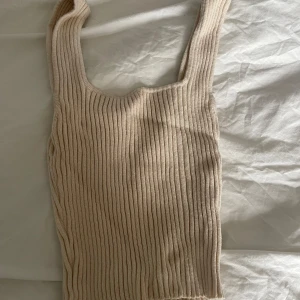 Beige ribbad linnetopp - Supersnygg beige ribbad linnetopp från Bik Bok. Aldrig använd. 