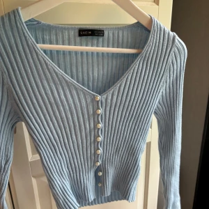 Ljusblå ribbad kofta  - Knappt använd!