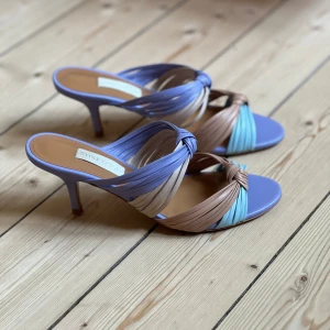 Stine Goya sandaler i pastellfärger, storlek 38 - Sandaletter från Stine Goya, modell Eli i färg 1528 Soft. Så gott som nyskick. Endast använda en gång inomhus.