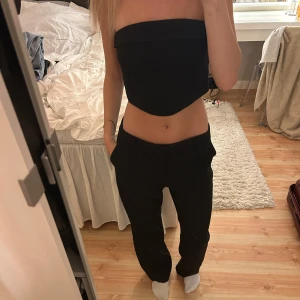 Festtopp  - Kostymbyxa liknande topp som passar perfekt att matcha med ett par kostymbyxor, toppen är i storlek 36