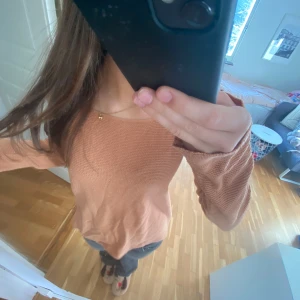 Stickad persikofärgad tröja Monki - En supersnygg stickad tröja från mobil i bra skick 