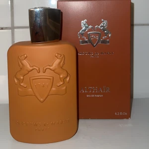 Parfums de Marly Althaïr EdP 125ml - Säljer Parfym de Marly Allthaïr 125ml – billigt! Vill sälja min Parfym de Marly Allthaïr (125ml) till ett bra pris. Den luktar riktigt gott, håller länge och är perfekt för både vardag och speciella tillfällen. Nästan full flaska, bara testad ett par gånger. Hör av dig vid intresse! 