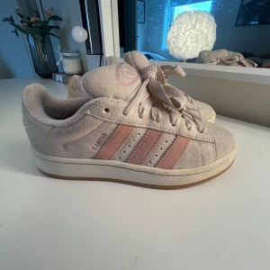 Adidas Campus sneakers i ljusrosa mocka - Snygga Adidas Campus skor i ljusrosa mocka. Skorna är i storlek 37 1/3. Använt några få gånger. Säljer dem för de tyvärr är för små för mig💕