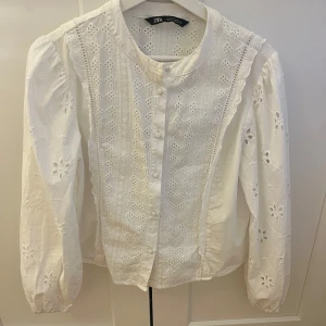 Vit skjorta  - Superfin vit blus/skjorta från Zara i storlek S💕
