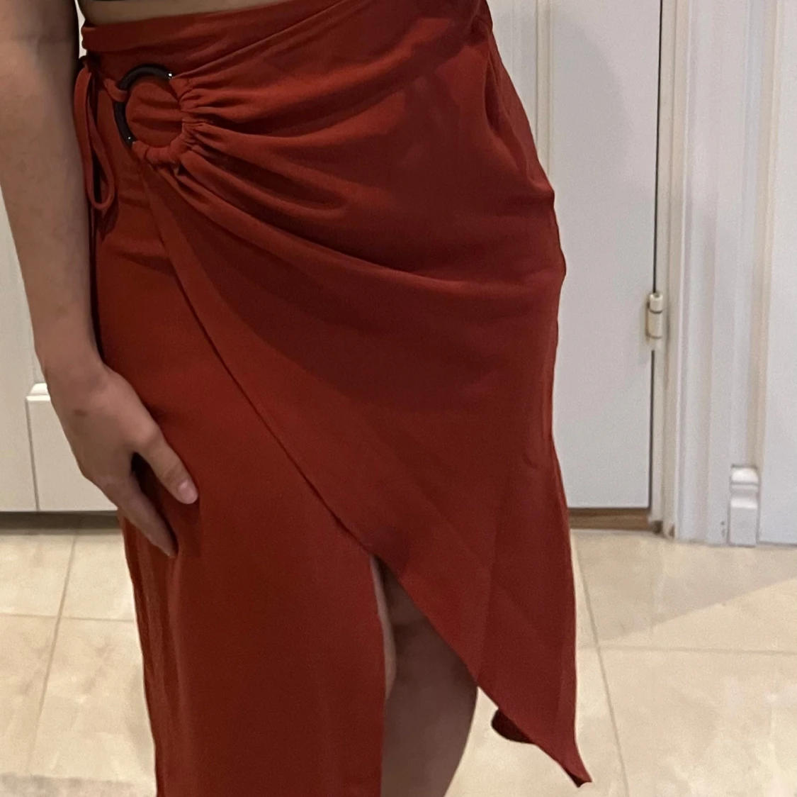 Brun/röd omlottkjol med slits - 1