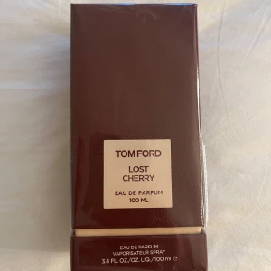 Tom Ford Lost Cherry 100ml parfym - Tom Ford Lost Cherry Eau de Parfum 100 ml. Lyxig parfym i elegant mörkröd kartong med beige etikett. Kommer i originalförpackning från Sephora, 700€ ovh. Doften är känd för sina söta körsbärstoner och exklusiva känsla.