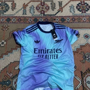 Arsenal x Adidas blå-lila fotbollströja - Snygg Arsenal fotbollströja, helt ny med tag säljer den för den kom lite stor 