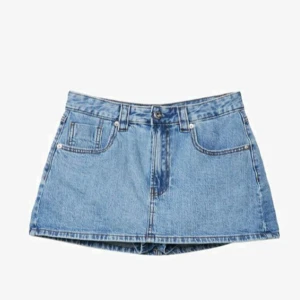 Jeanskjol - Säljer denna super fina jeanskjolen då jag har köpt en annan☺️ låg midjad med shorts under💕 aldrig använts 