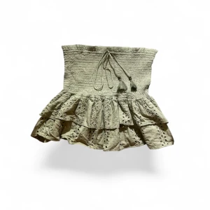 Olivgrön Minikjol med volang - Super snygg kjol perfekt till sommaren. Midjemåttet är 33 cmmen den är stretchig och den är 37cm lång💚