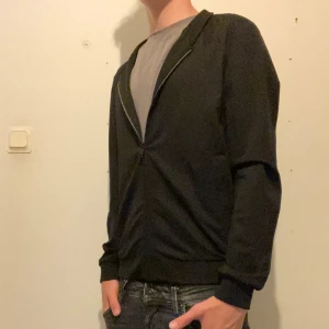 Tunn jacka från S Oliver red label - Nypris runt 1000, storlek S, 10/10 skick🙌🏻 vid frågor osv bara att skriva! Pris ej hugget