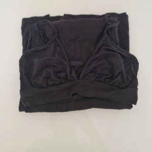 Set med linnetopp och kjol - Set med svart långkjol med slit på båda sidorna och linnetopp. Perfekt för dig som gillar stilrena och klassiska plagg.